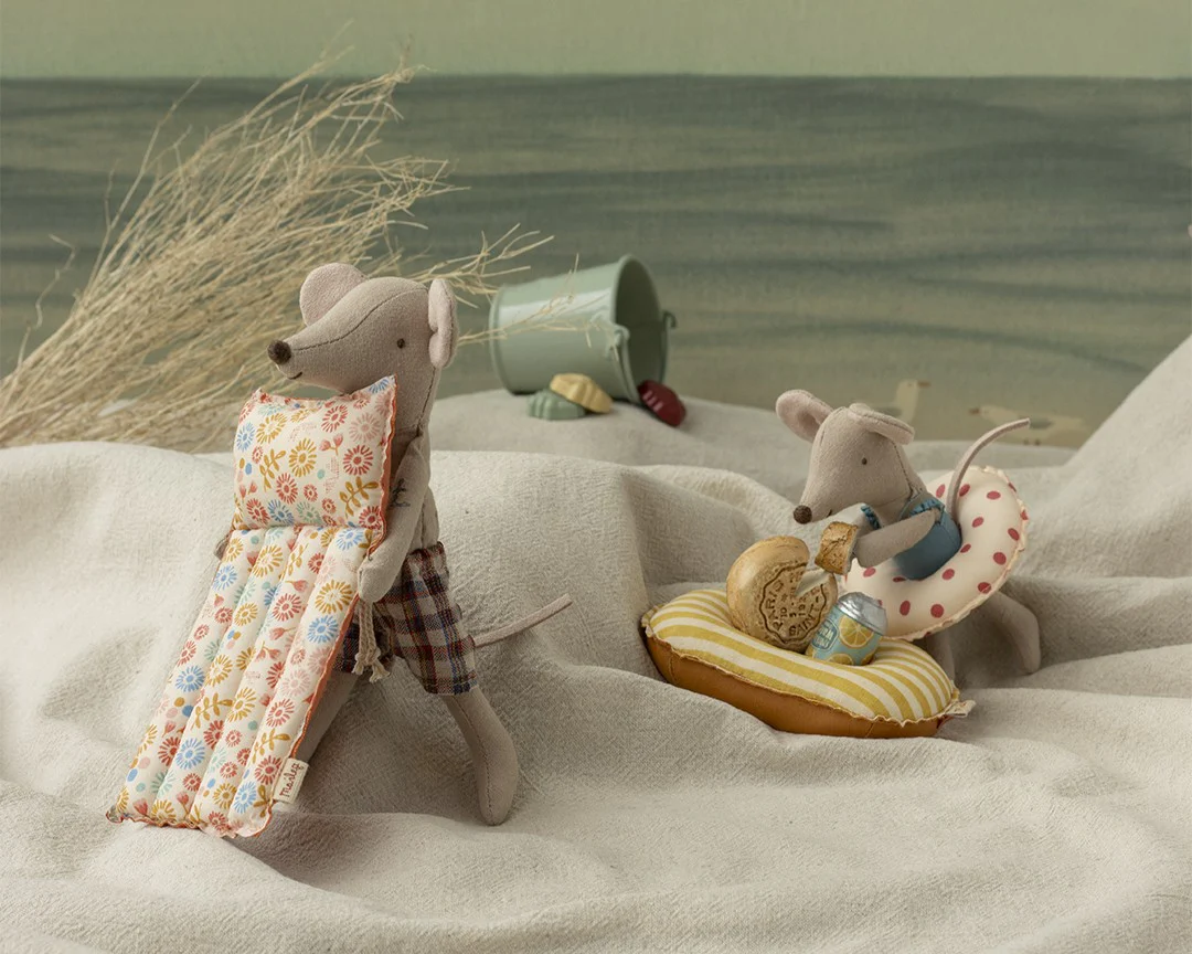 Beach mouse with air mattress, Dad - Flower - Image 3