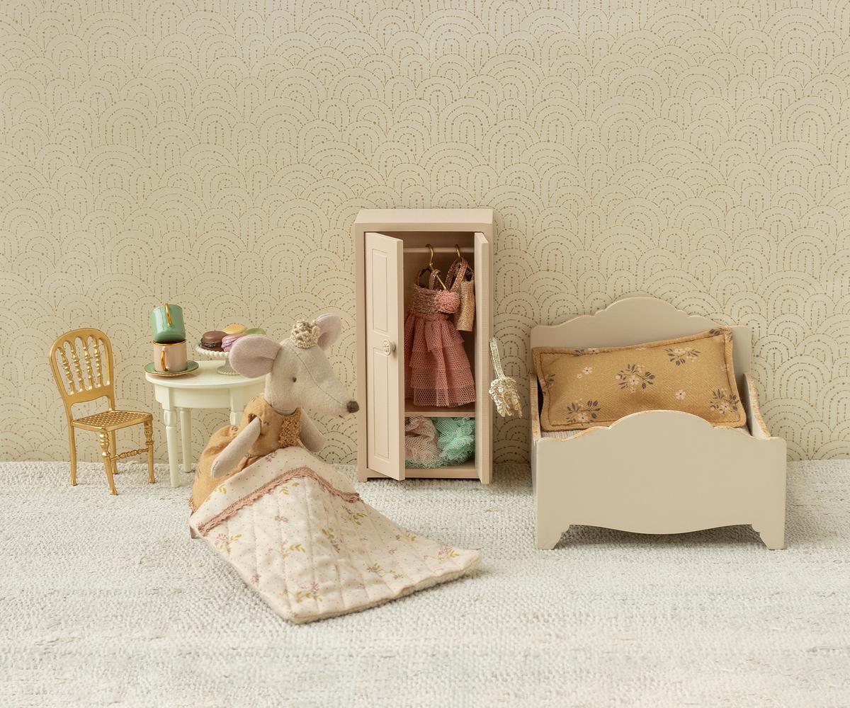 Gold Chair, Mouse - Image 5