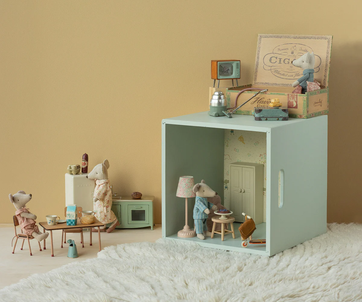 Grandma and grandpa mice in cigarbox - Image 2