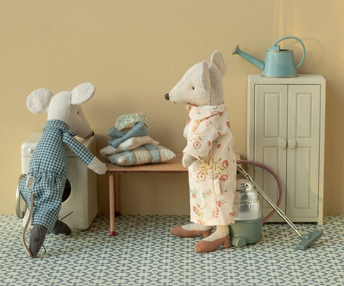 Grandma and grandpa mice in cigarbox - Image 4