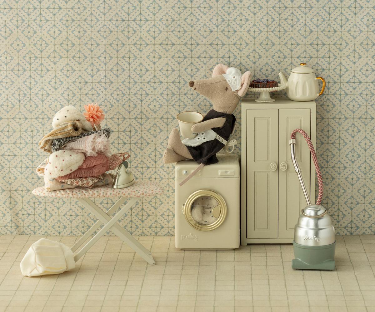 Iron and ironing board, Mouse - Image 3